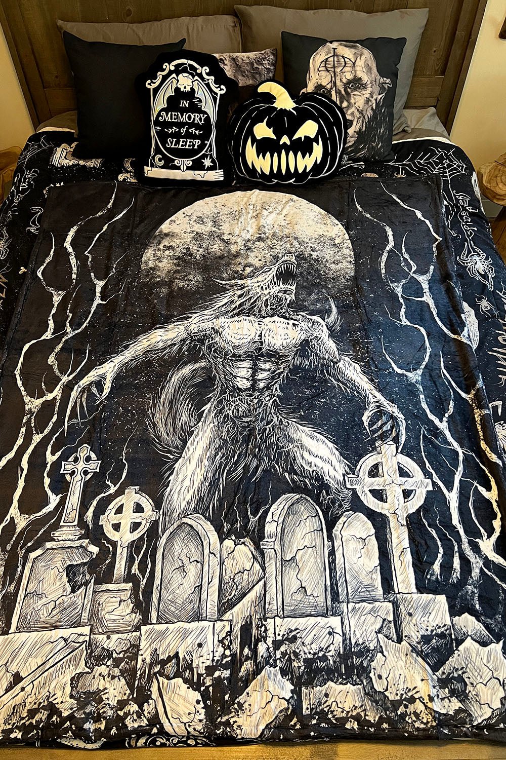 Howl at the Moon Werewolf Throw Blanket – VampireFreaks