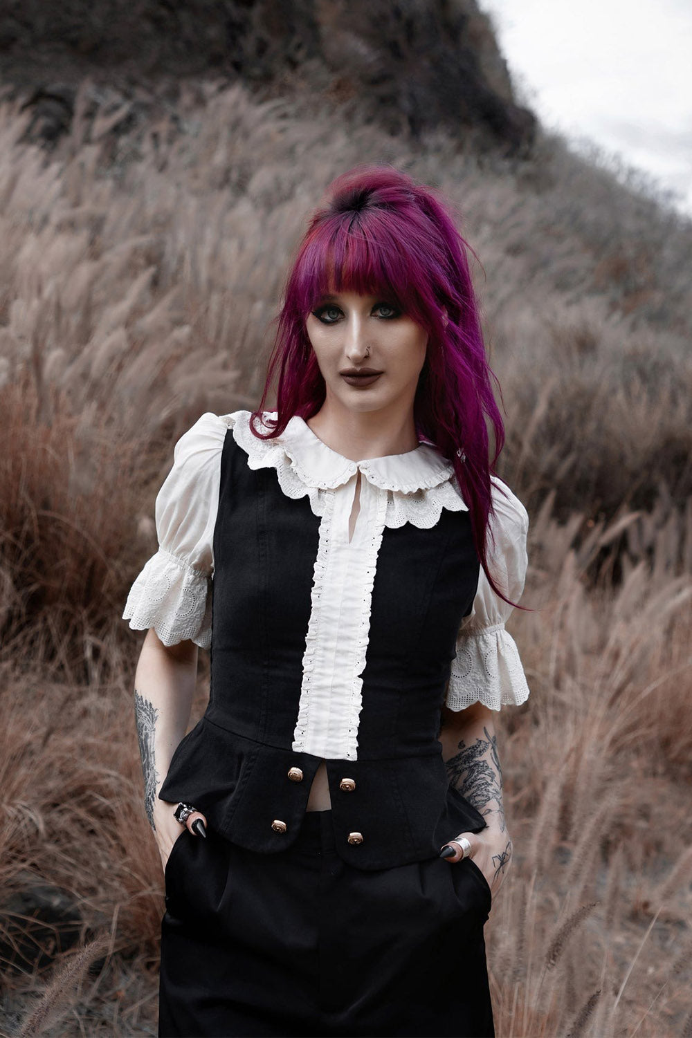 ruffled collar short sleeve black and ivory white top