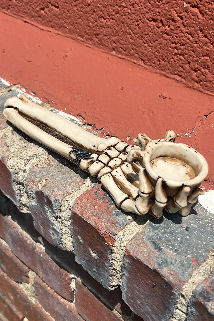 Quemador de velas con forma de mano de esqueleto