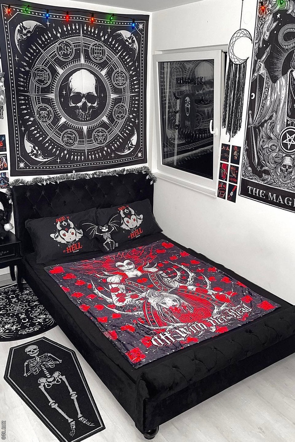 Queen of Hearts Throw Blanket