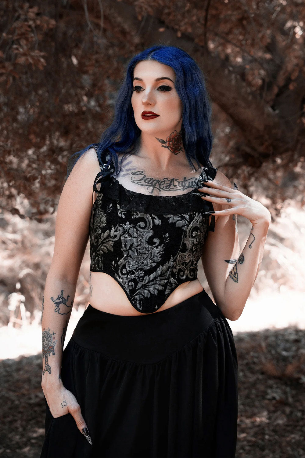 pointed hem flattering fit black corset with silver pattern
