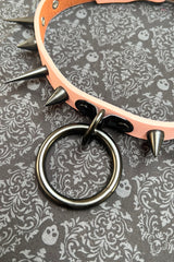 Gargantilla de la muerte rosa pálido [ANILLO TÓRICO NEGRO]