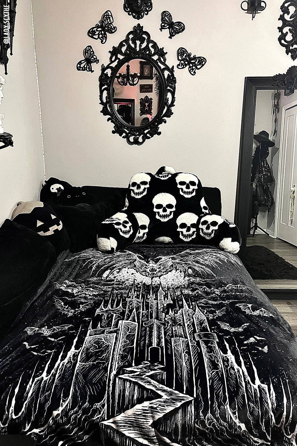 Vampire Castle Throw Blanket – VampireFreaks