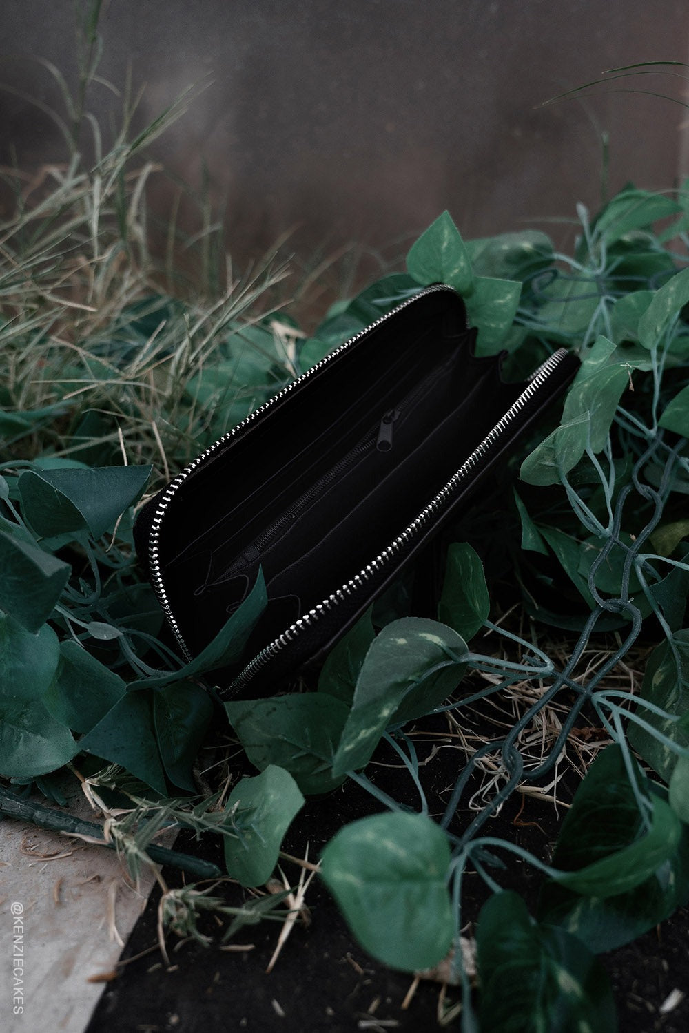 gothic ghost wallet with cash compartment inside