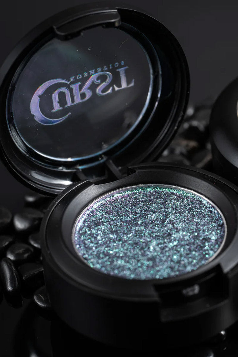 green blue eye shadow