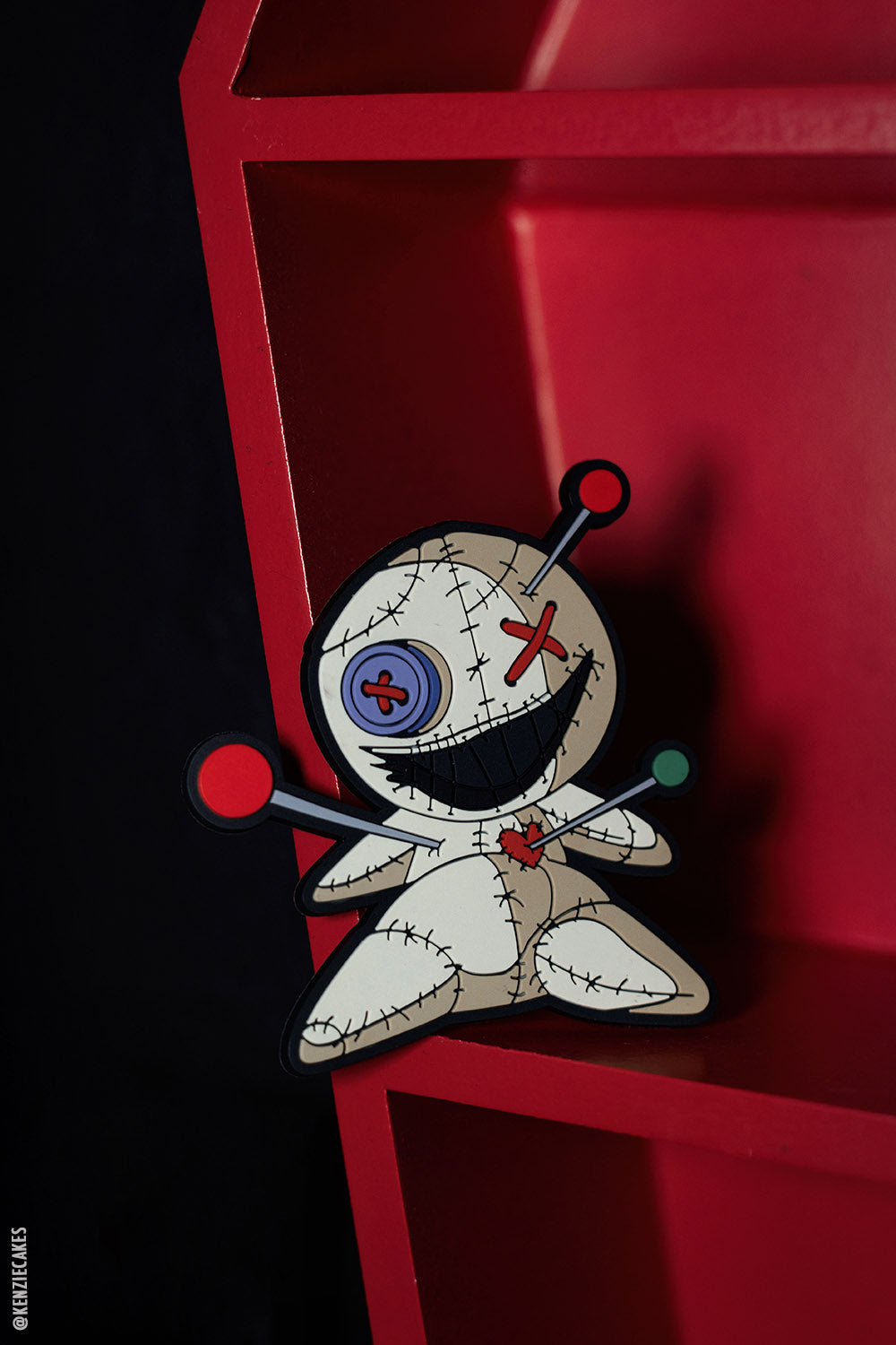 Imán de goma con forma de muñeco vudú Ouchie