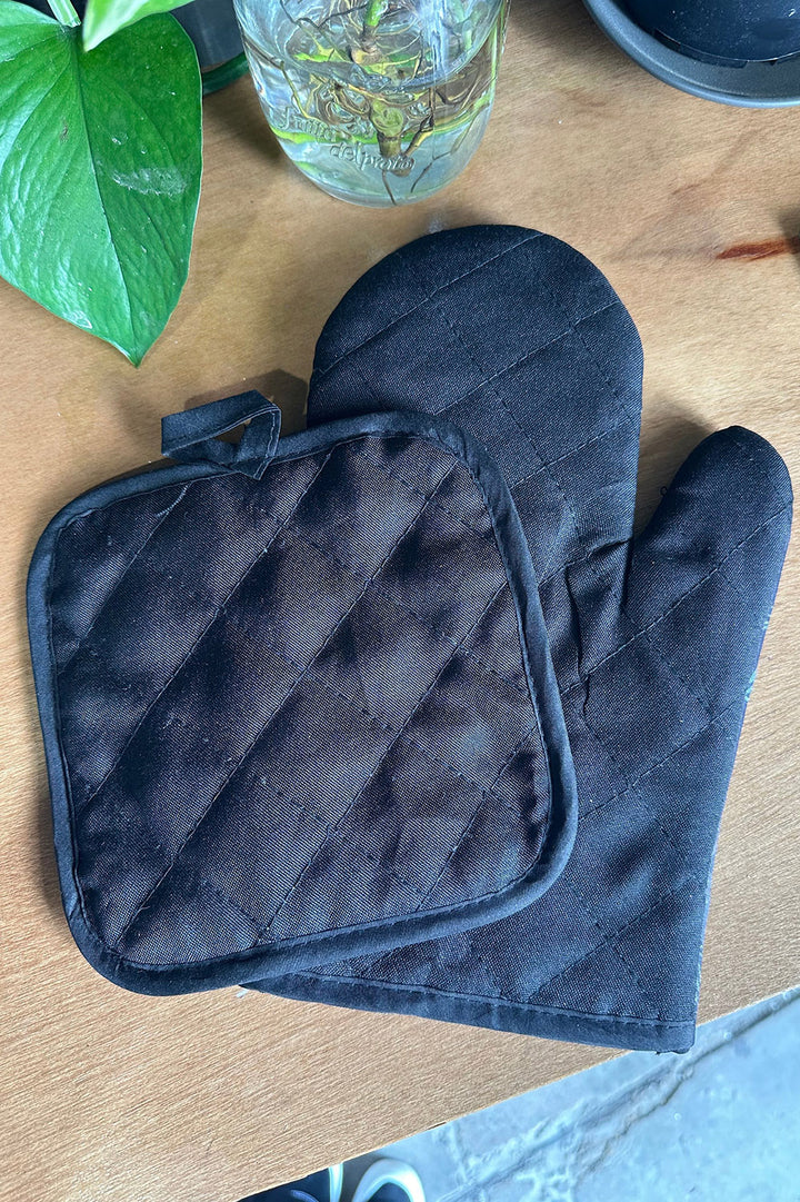 dark cottagecore pot holder and oven mitt