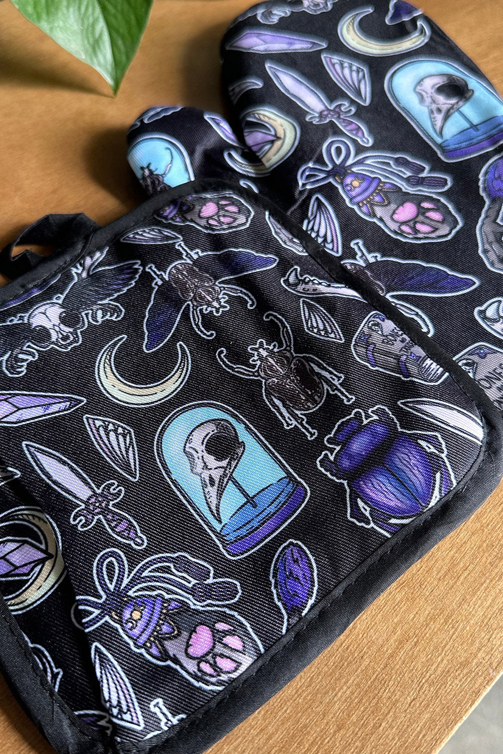 creepy cute oddities oven mitt set