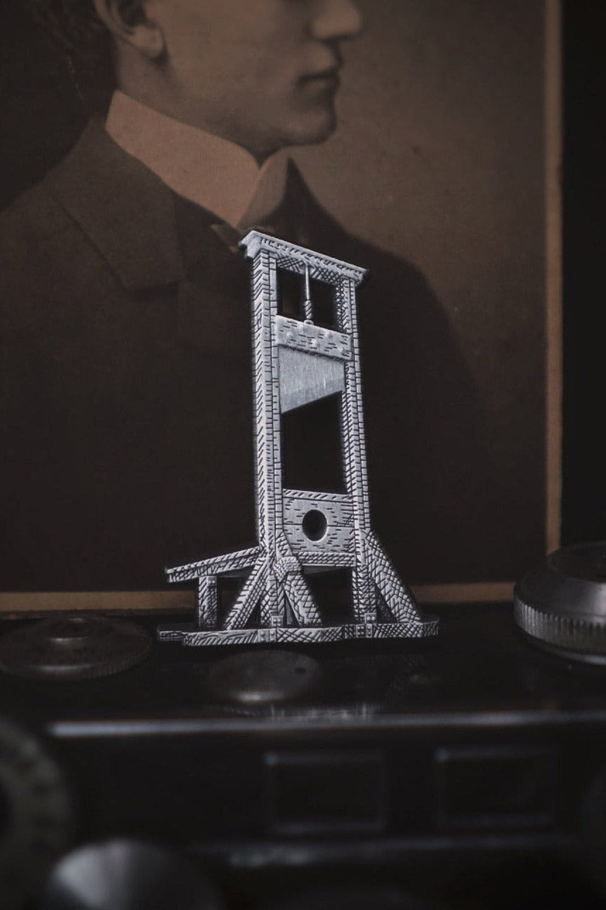 guillotine pin