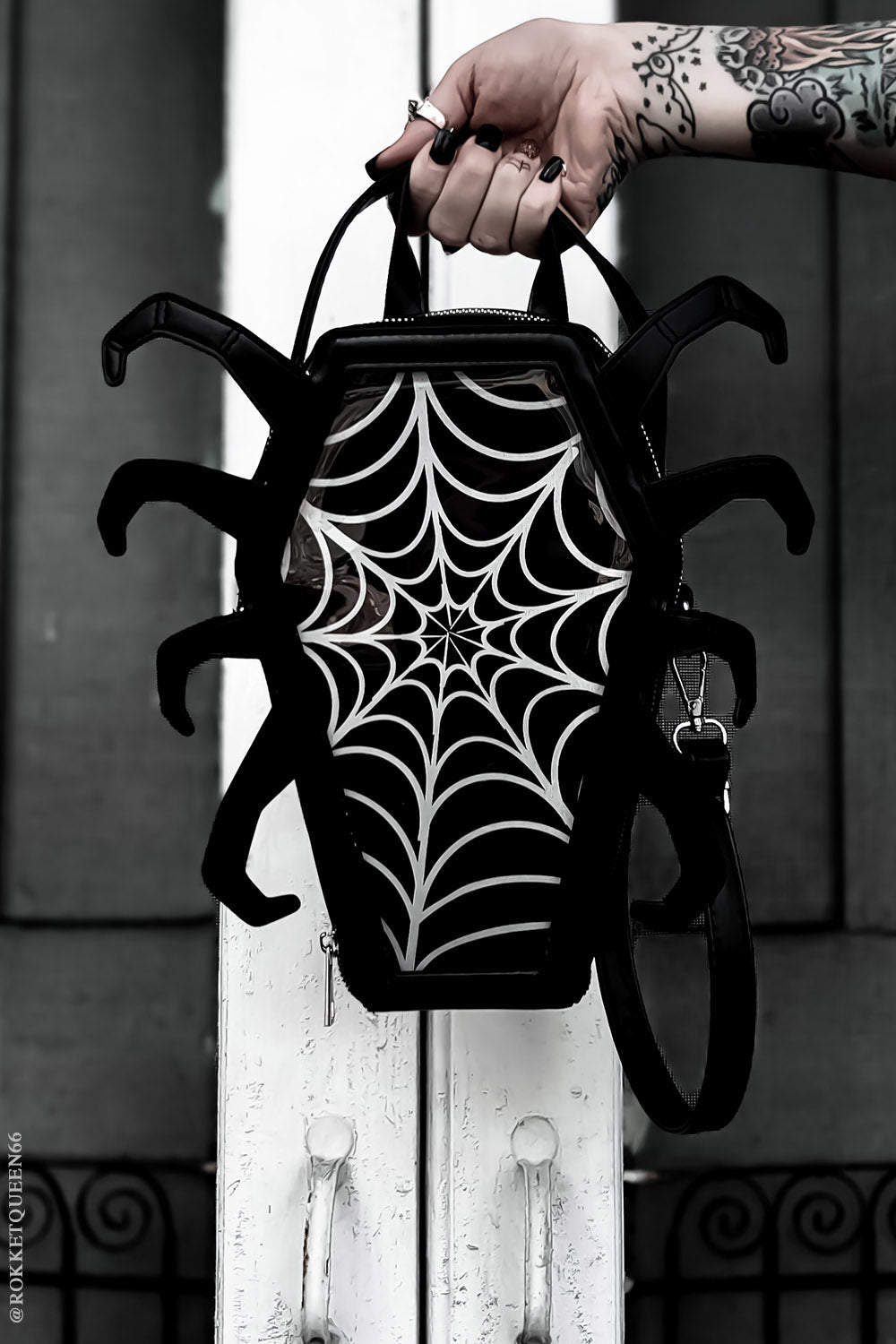 Bolso Ita con forma de ataúd de araña