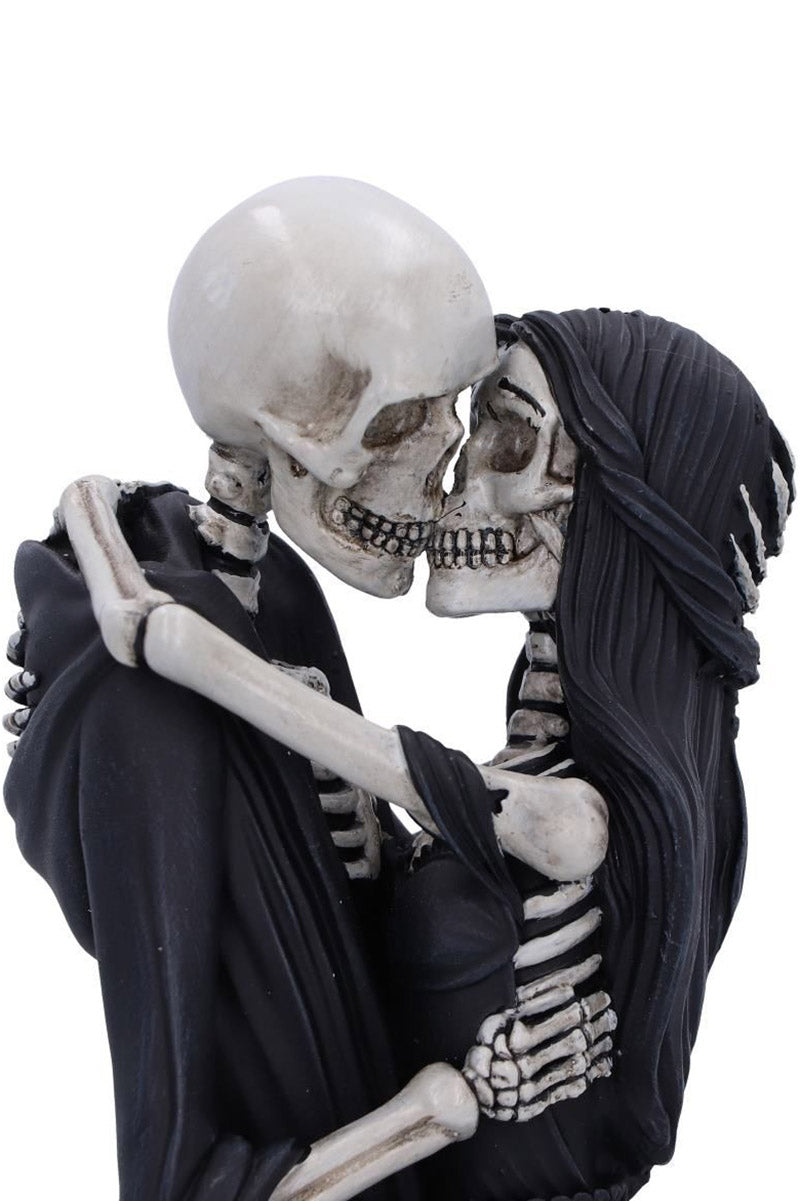 romantic goth skeleton lovers kissing polyresin statue 
