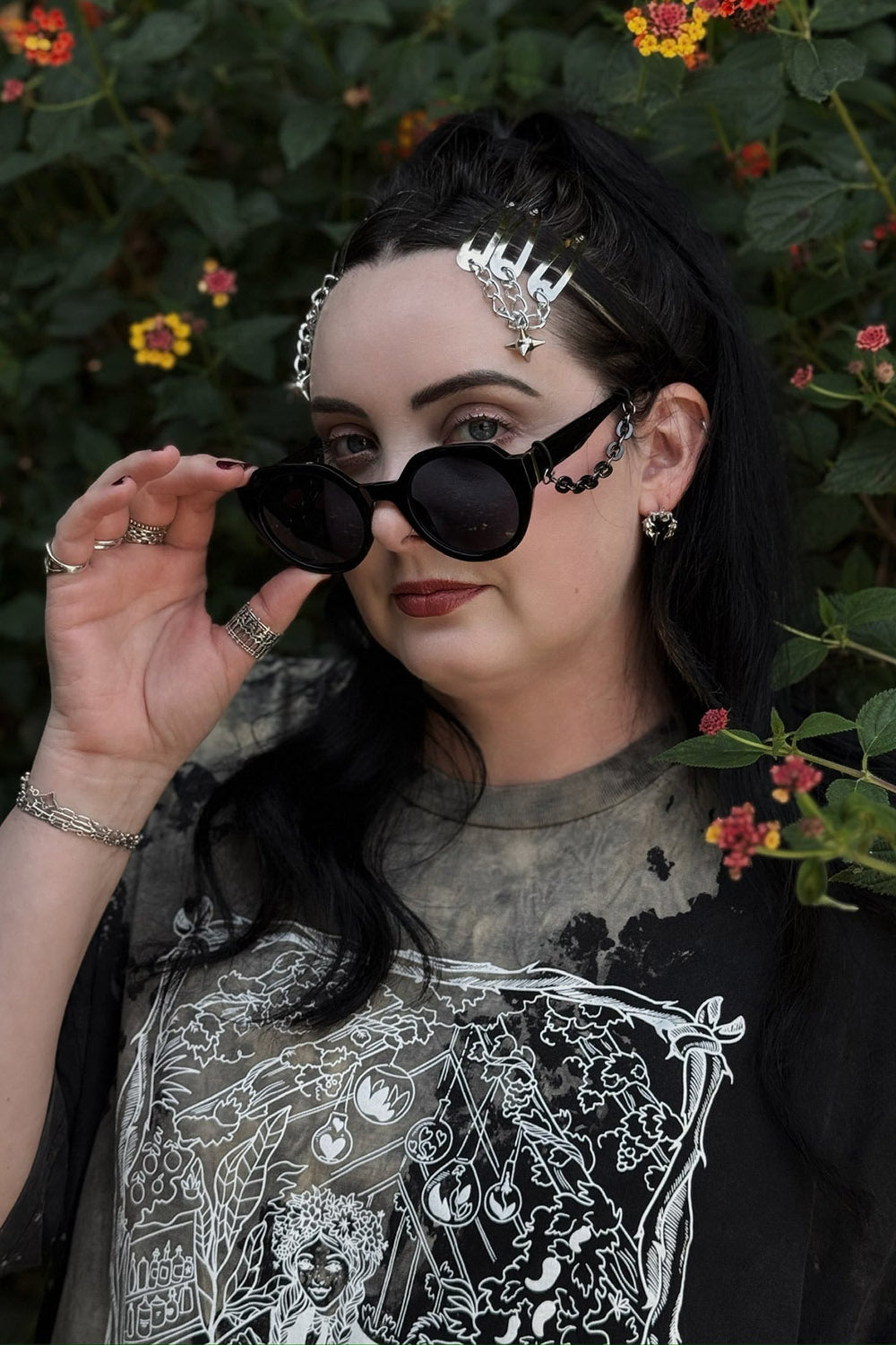 round black sunglasses