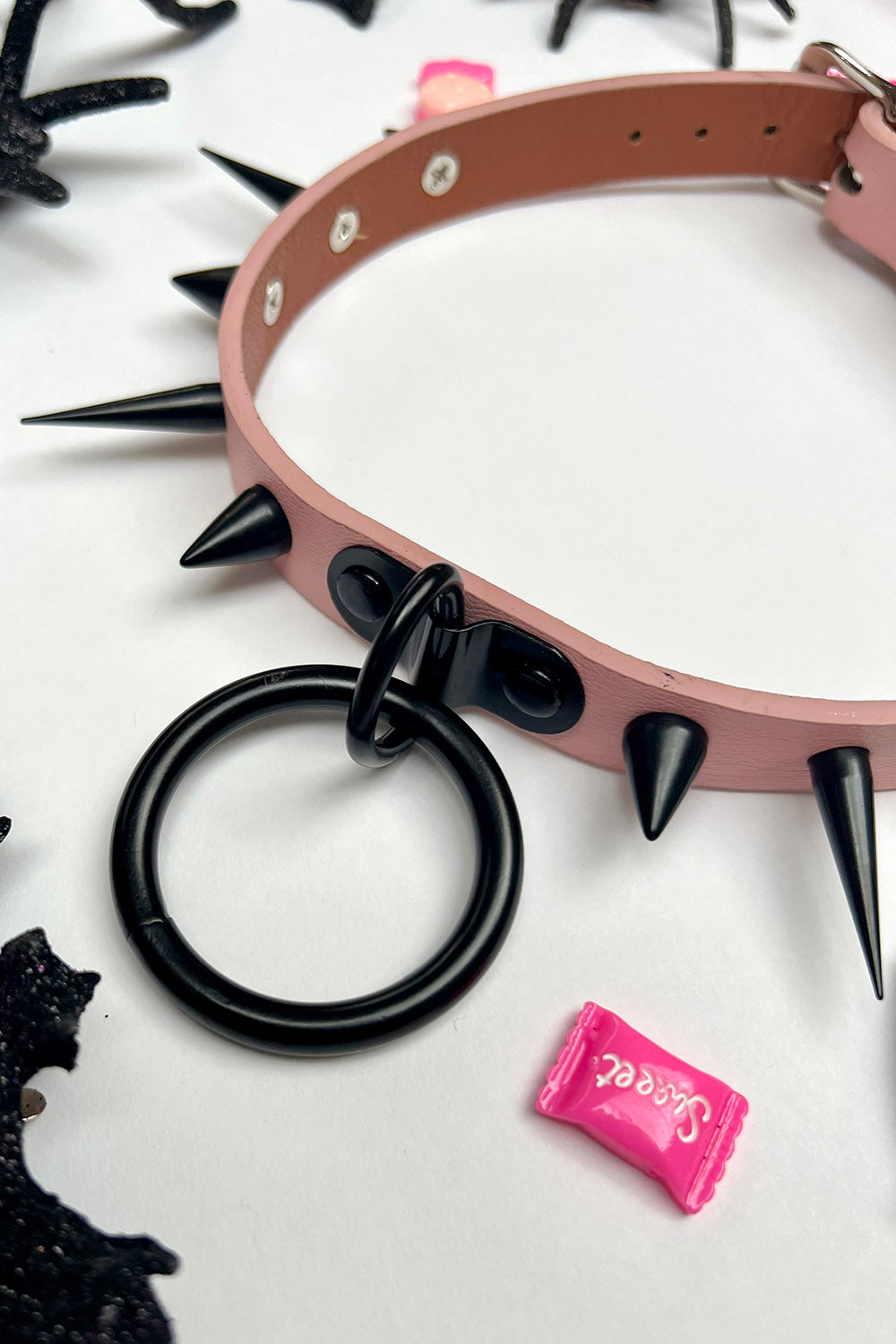 Gargantilla de la muerte rosa pálido [ANILLO TÓRICO NEGRO]