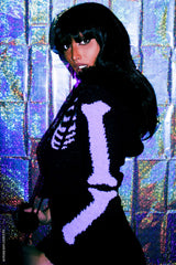 Suéter morado con esqueleto de caja torácica