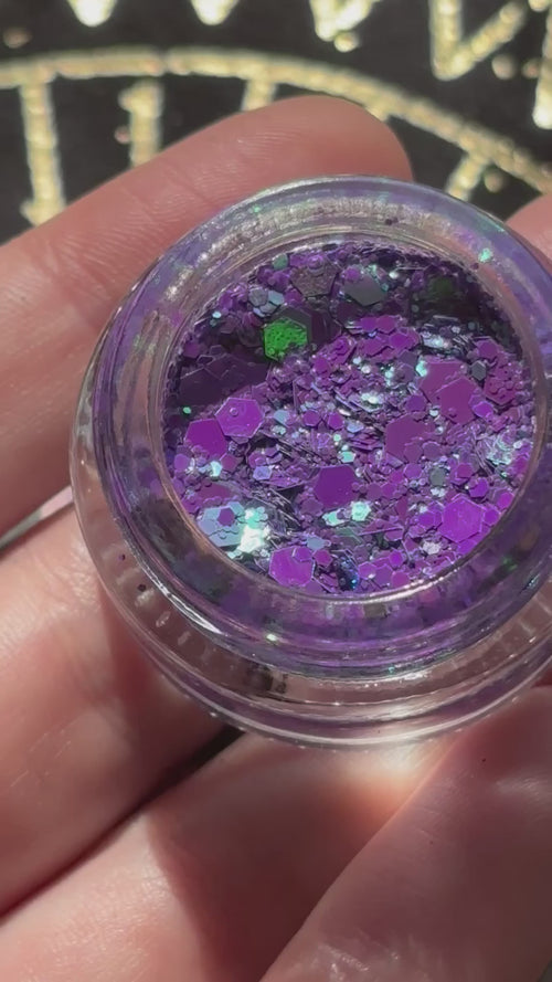 video showing eye glitter balm