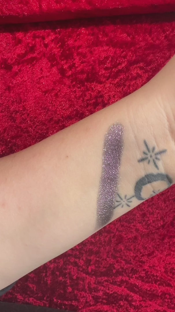videe of dark plum purple glittery eyeshdow