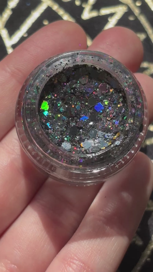 video showing eyelid glitter sparkle balm