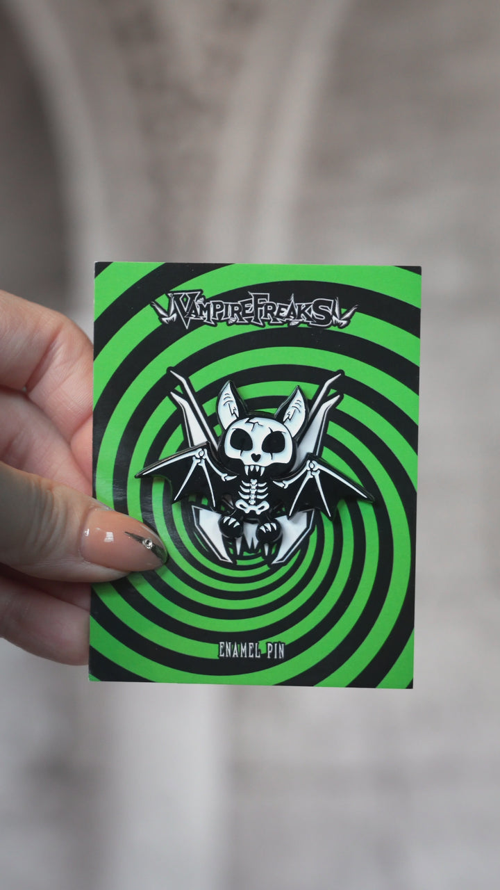 video of an emo bat animal brooch pin on a vampirefreaks card