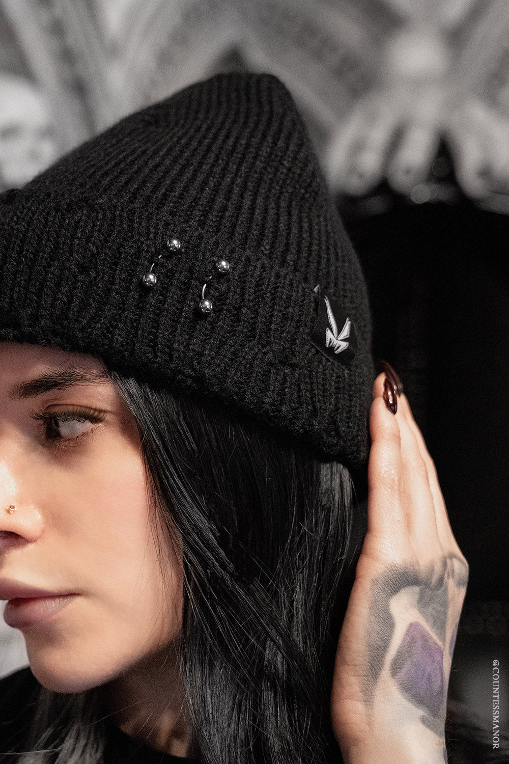 Gorro con perforaciones y efecto desgastado [murciélago negro]