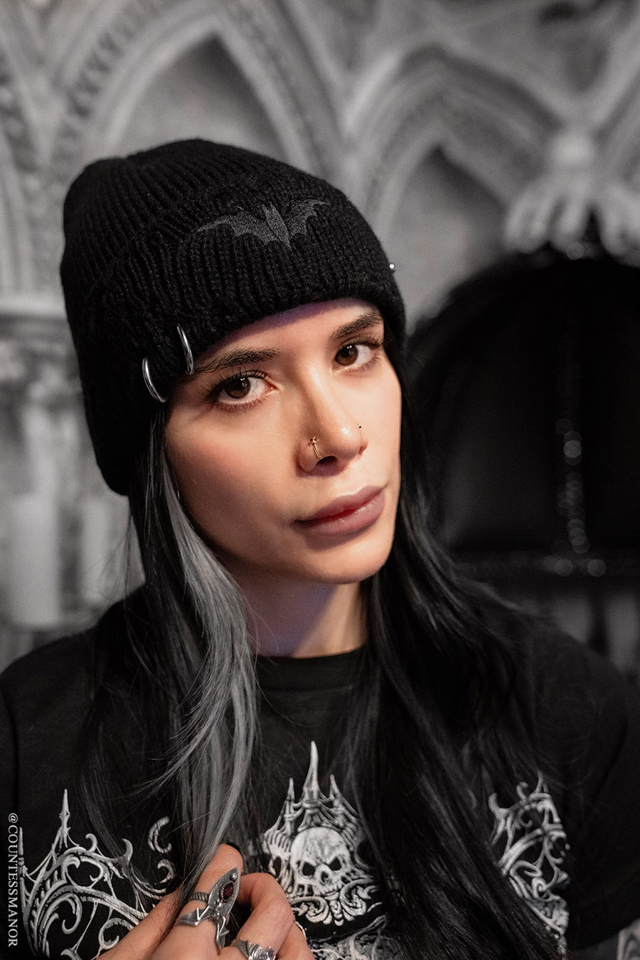 Gorro con perforaciones y efecto desgastado [murciélago negro]