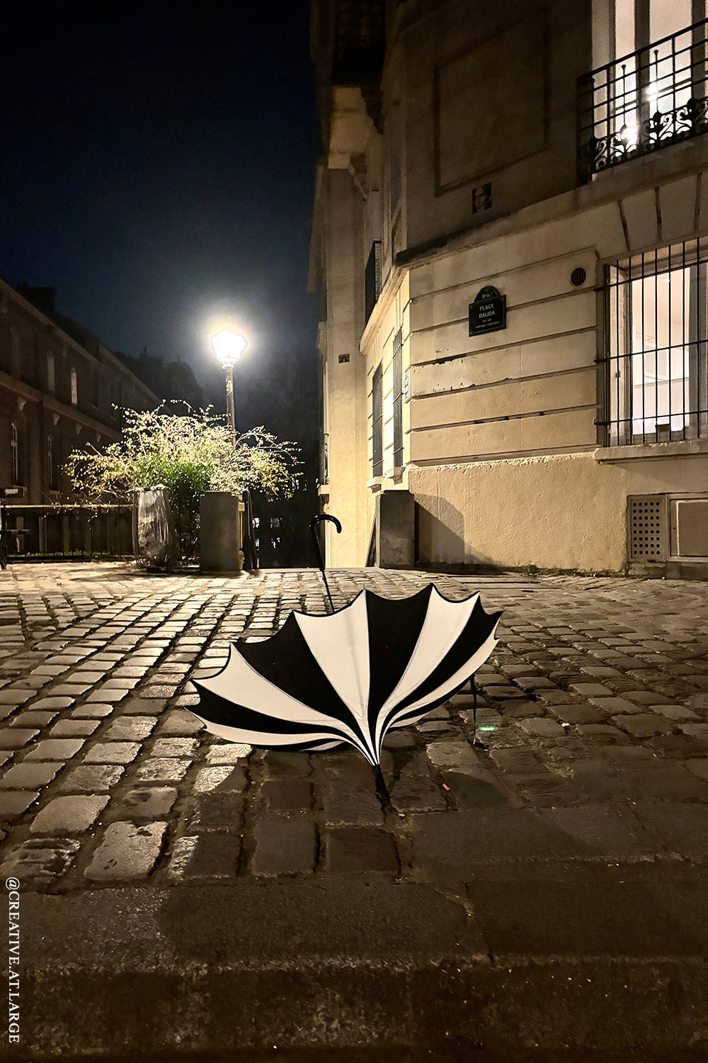 Fledermausflügel-Pagodenschirm [SCHWARZ/WEISS GESTREIFT]