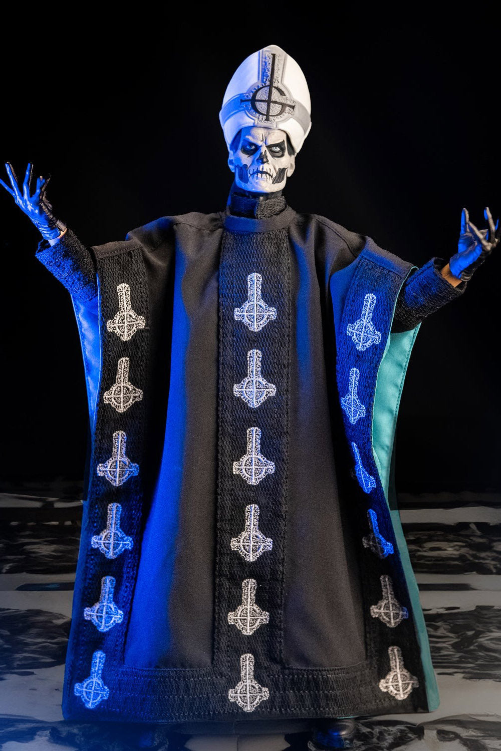 papa ghost statue