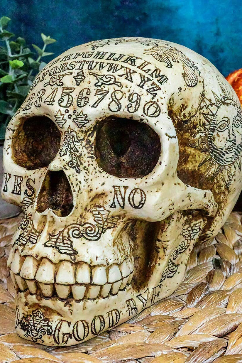 Ouija-Schädel-Skulptur