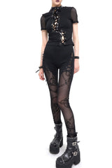 Leggings con aberturas y dijes victorianos