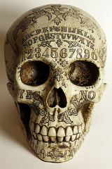 Ouija-Schädel-Skulptur