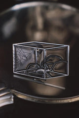Pin de esmalte atrapado